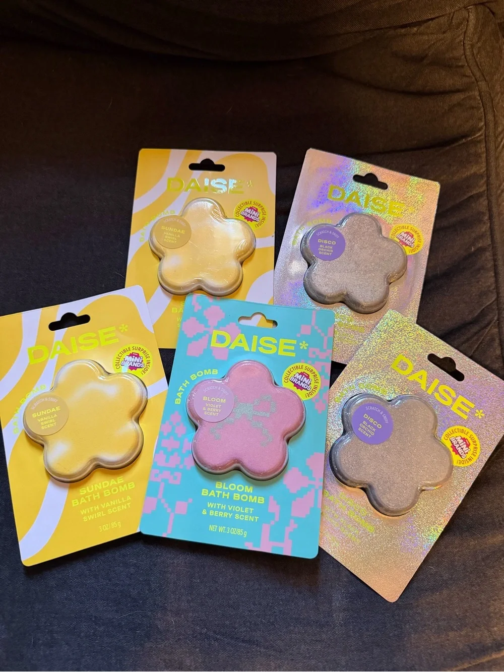Set of 5 Daise Flower Bath Bombs - with mini brands!